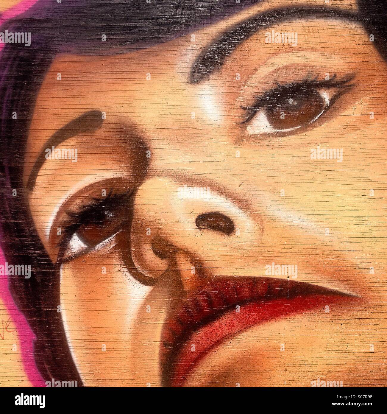 Arte di strada in solidarietà con le donne che soffrono annulla decora una parete in legno nel Parque Mexico, Città del Messico, Messico - Immagine stock catturata con smartphone