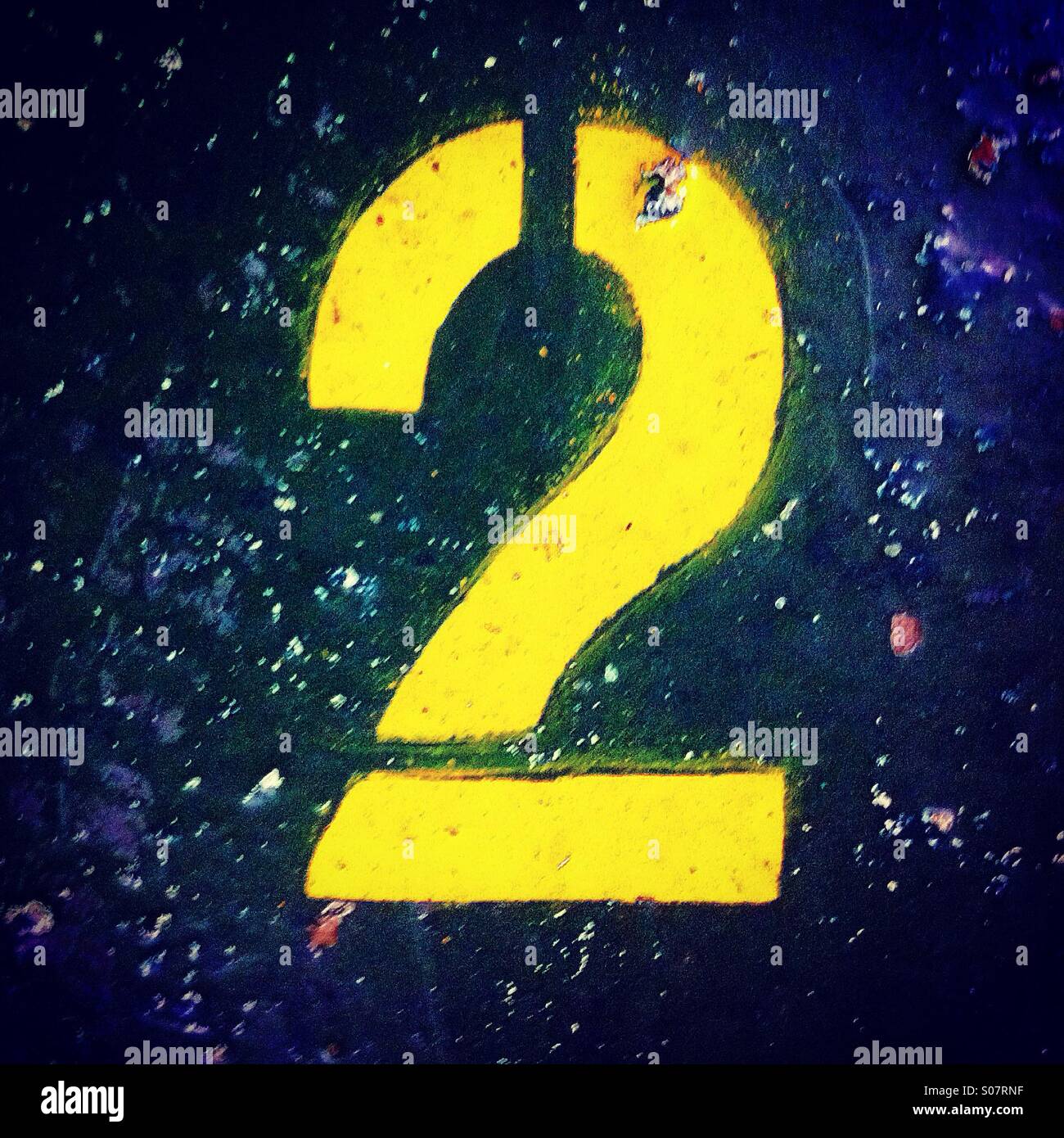 Numero 2 verniciate sul pavimento in stile stencil - Immagine stock catturata con smartphone
