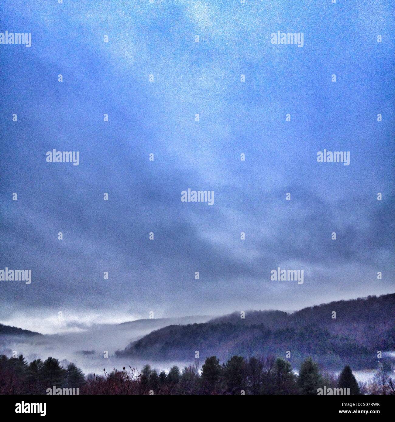 La nebbia del New Hampshire - Immagine stock catturata con smartphone