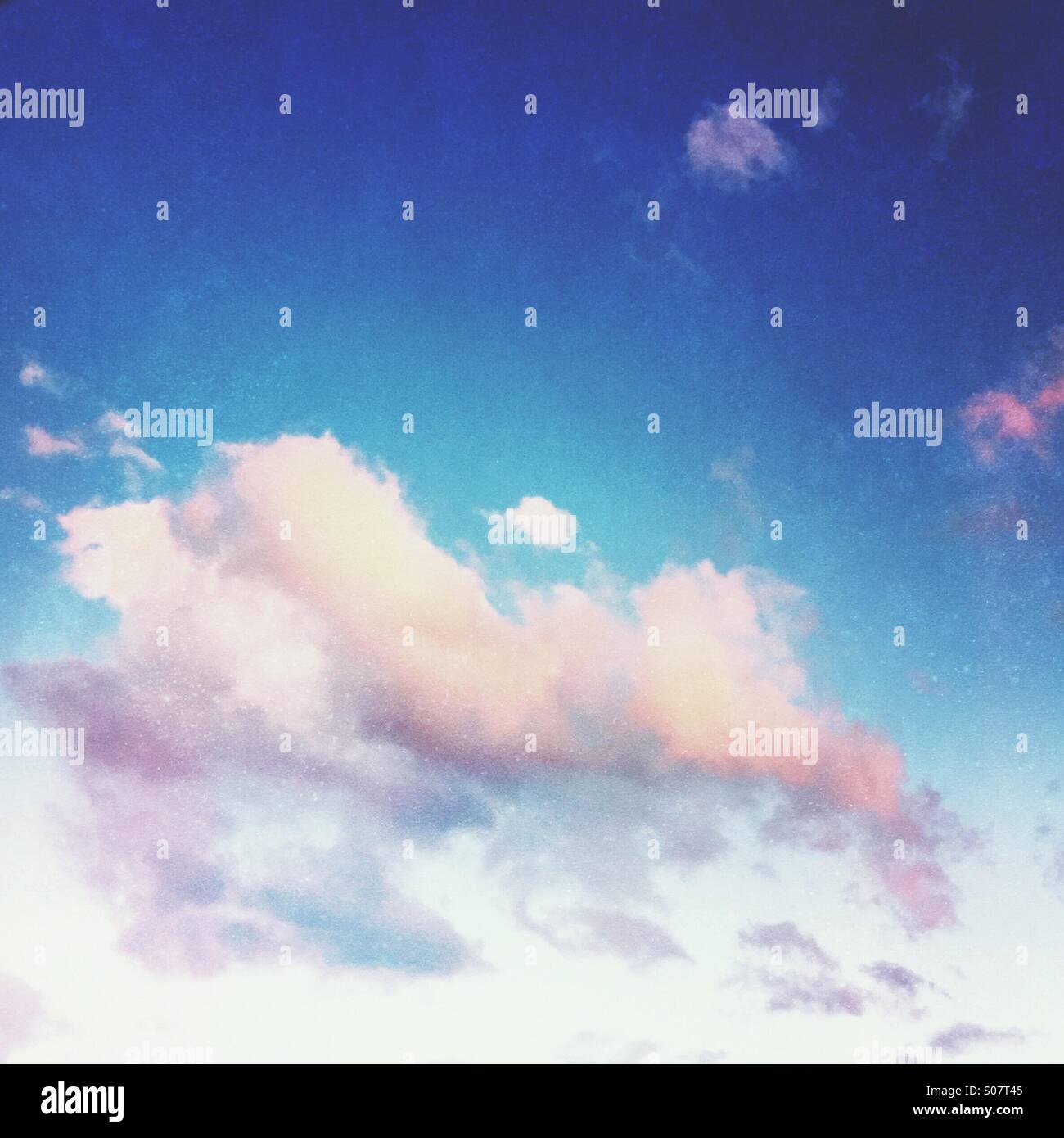 Un immagine astratta di un soffice nuvola contro un cielo blu Foto Stock