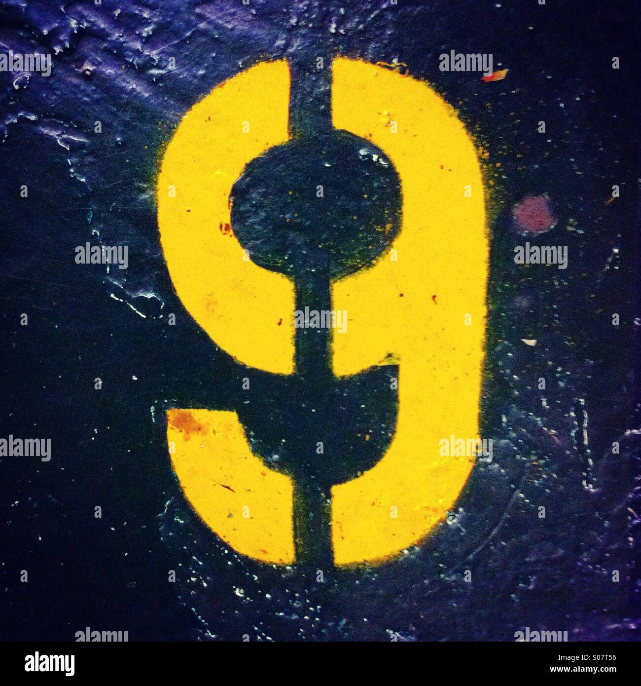 Numero 9 verniciate sul pavimento in stile stencil - Immagine stock catturata con smartphone