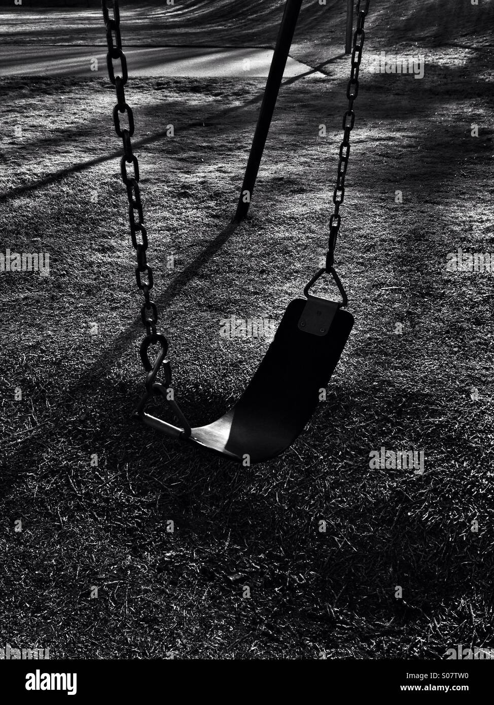 Misterioso contrasty immagine di un vuoto di swing. In bianco e nero Foto Stock