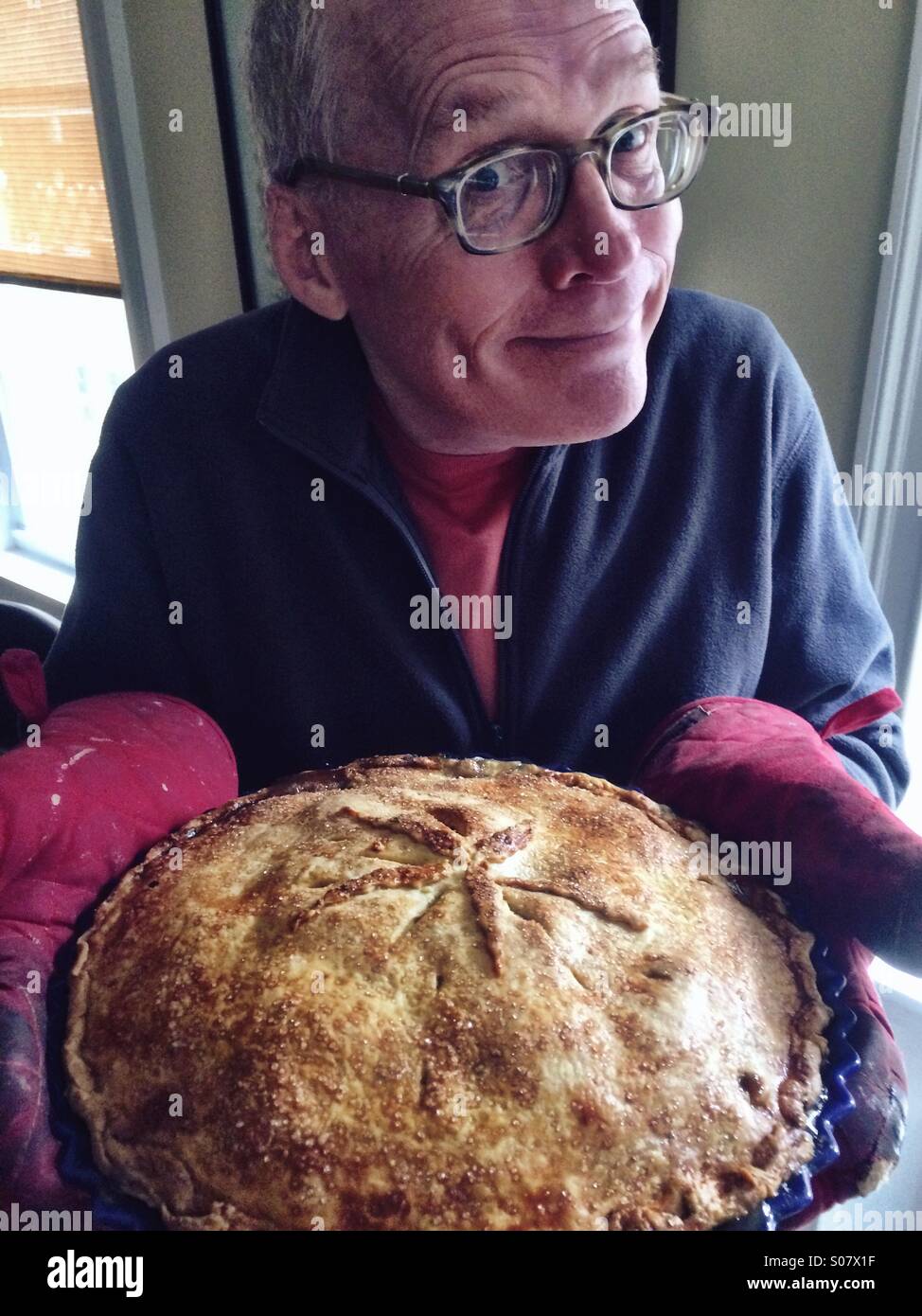 Fiera home cook con la torta di mele Foto Stock