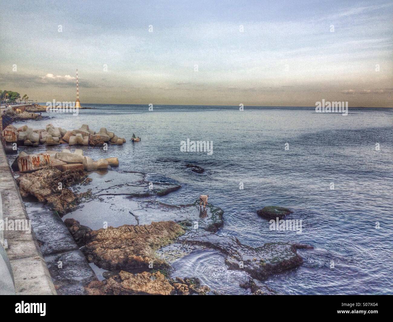 Mare mediterraneo sulla costa di Beirut - Libano - Immagine stock catturata con smartphone