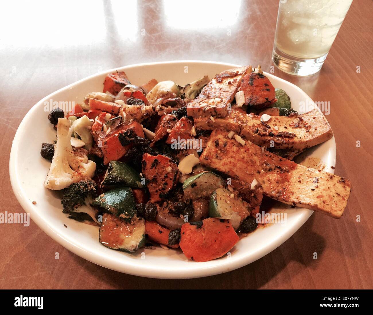 Piatto vegetariano di tofu e verdure - Immagine stock catturata con smartphone