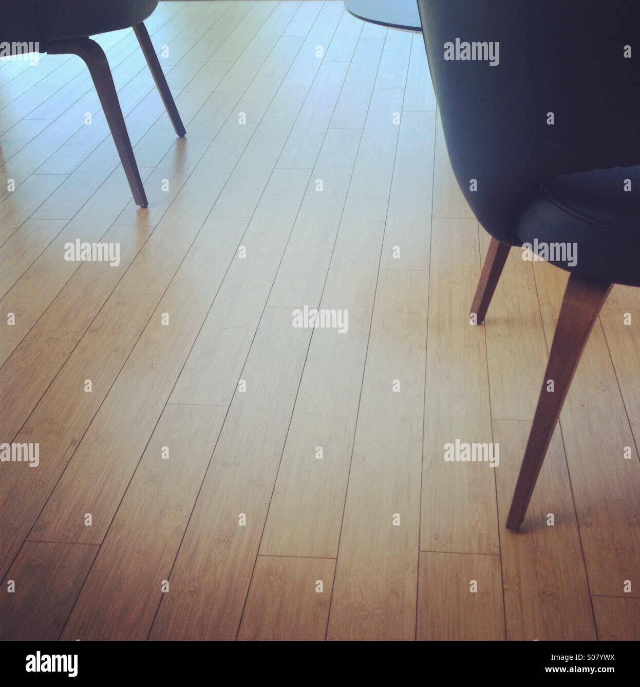 Due sedie moderne su pavimento in legno duro Foto Stock