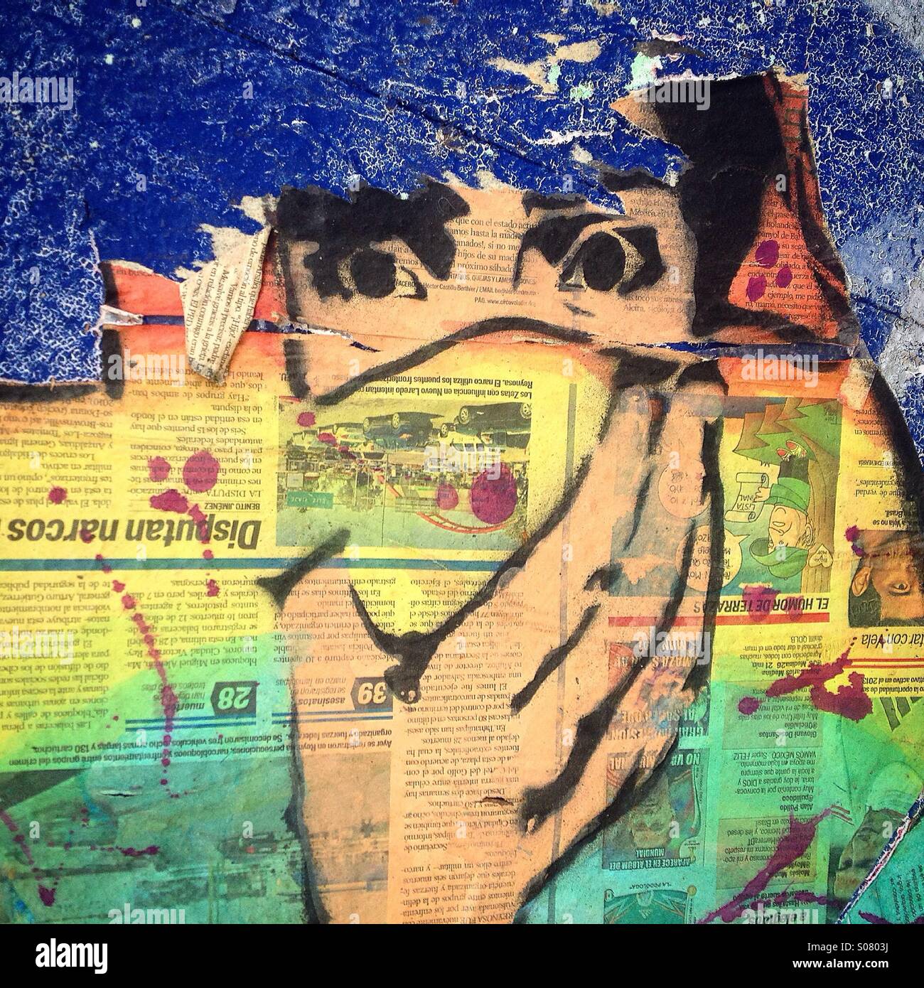 Un'opera d'arte fatta di vecchi giornali mostra una donna che copre il volto a Colonia Roma, Città del Messico, Messico - Immagine stock catturata con smartphone