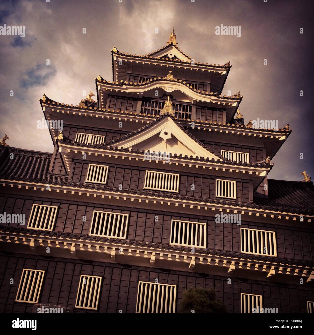 Castello di Okayama, costruito nel 1597, ma distrutta nella Seconda guerra mondiale - ricostruita nel 1966, noto anche come castello di Corvo a causa del colore nero, Okayama, Giappone - Immagine stock catturata con smartphone