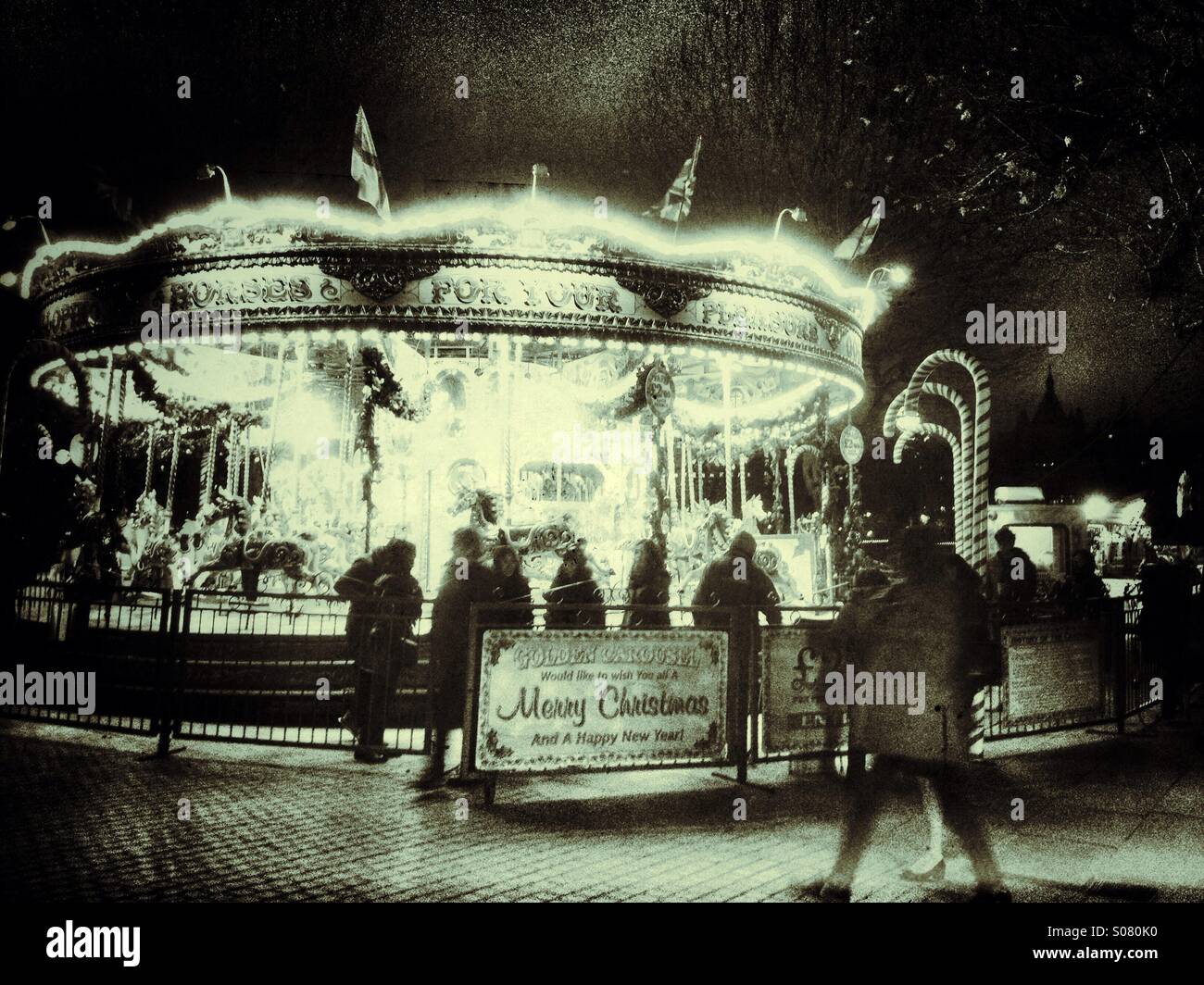 Giostra illuminata di notte a Londra il South Bank - Immagine stock catturata con smartphone