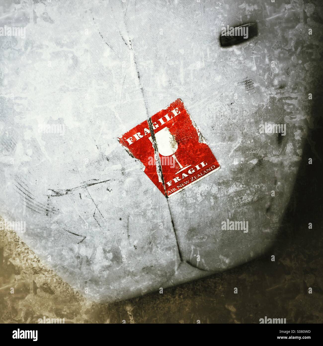 Fragile adesivo sulla compagnia aerea bagaglio controllato per lâ imbarco - Immagine stock catturata con smartphone