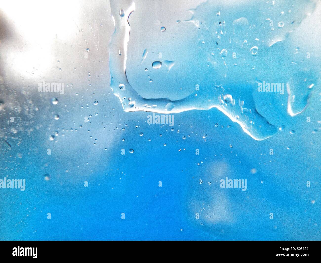 Le goccioline di acqua su un vetro - Immagine stock catturata con smartphone