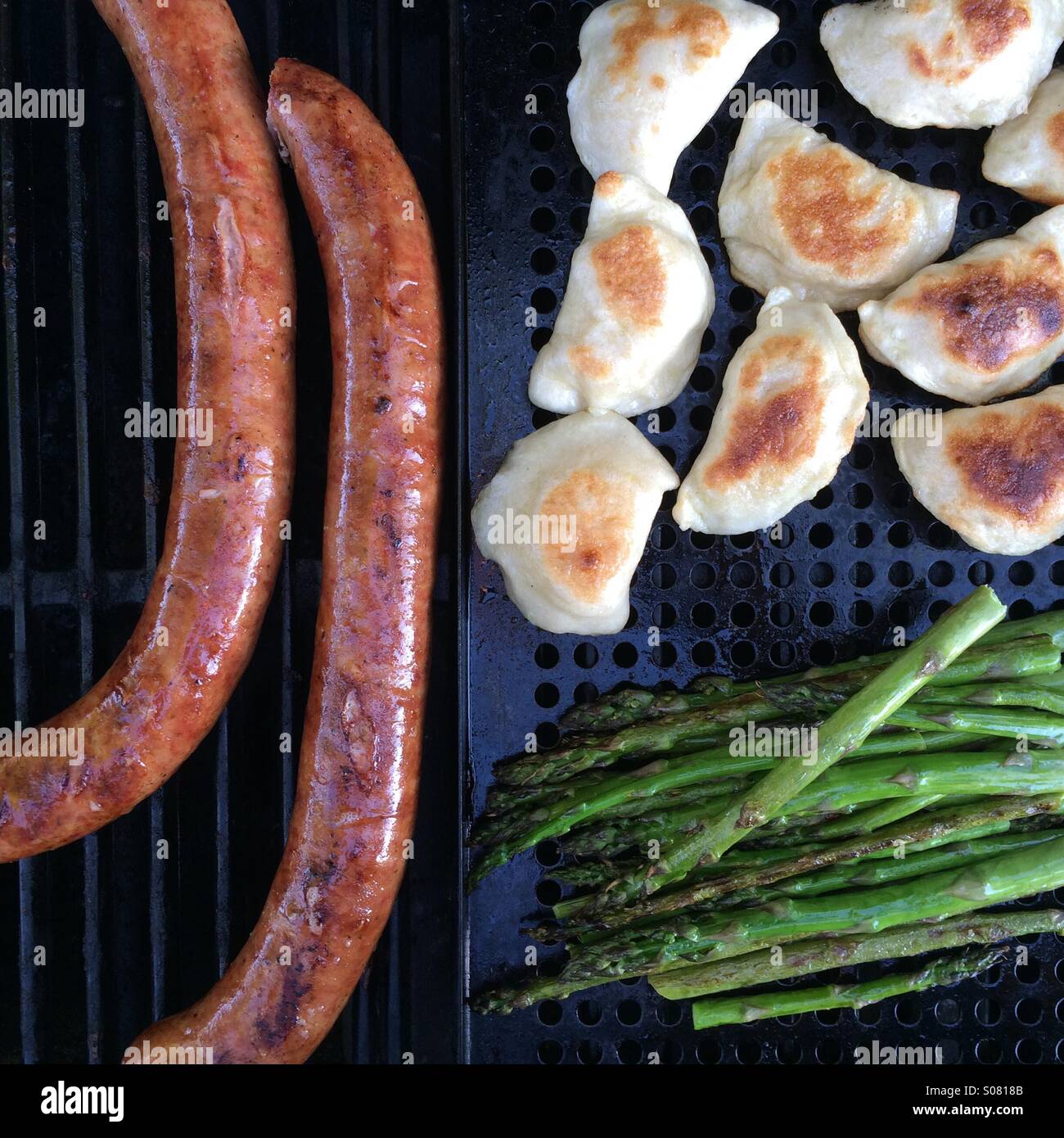 Kielbasa grigliate, perogies e asparagi. Il polacco mai assaggiato così buono! Foto Stock