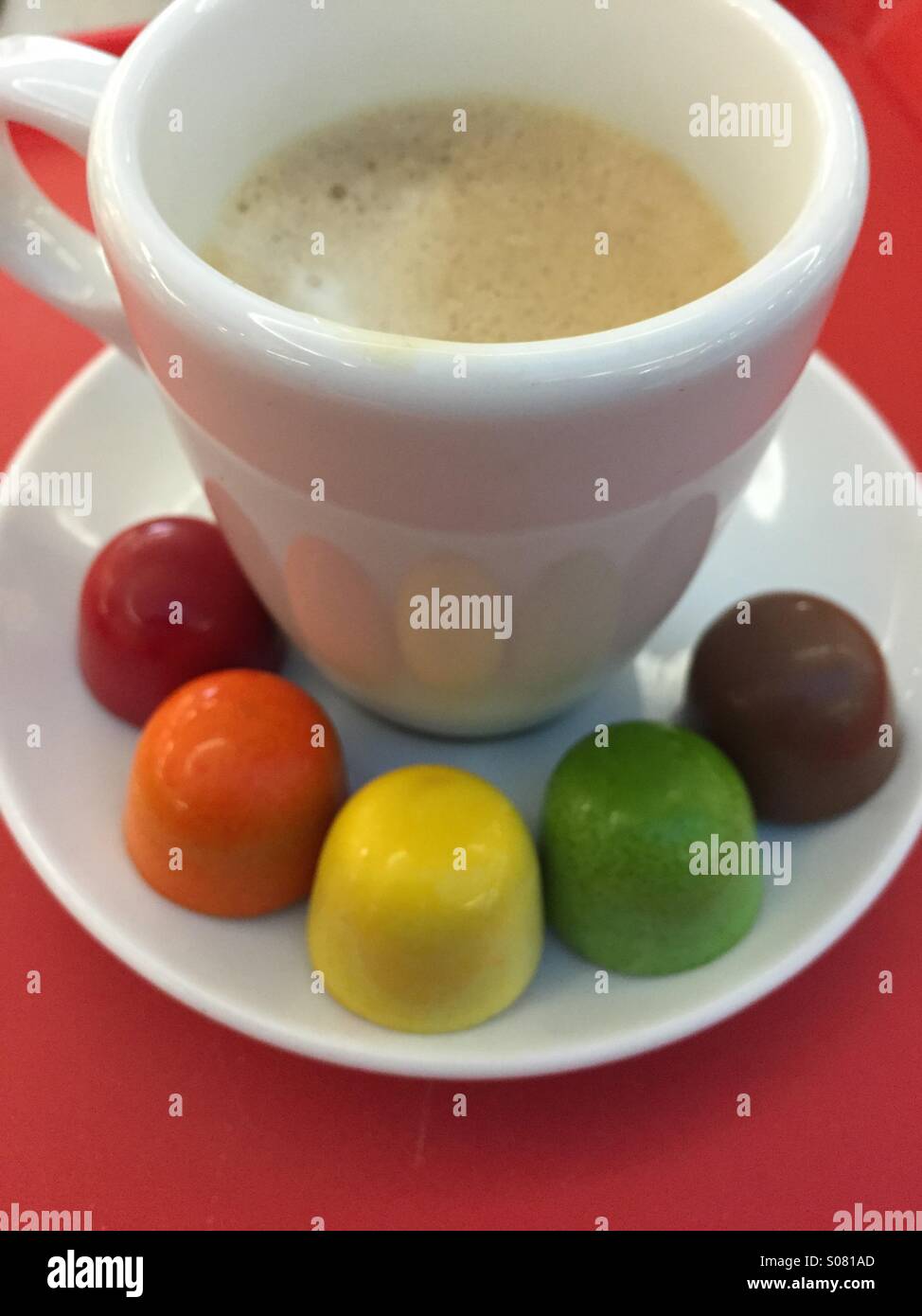 Il Ginseng caffè con cioccolatini colorati al bar Foto Stock