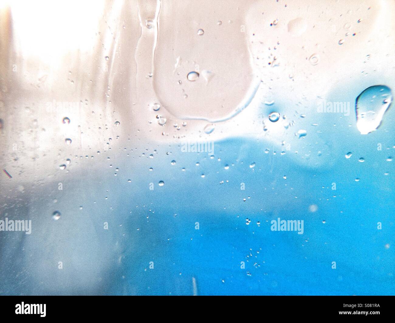 Le goccioline di acqua su un vetro - Immagine stock catturata con smartphone