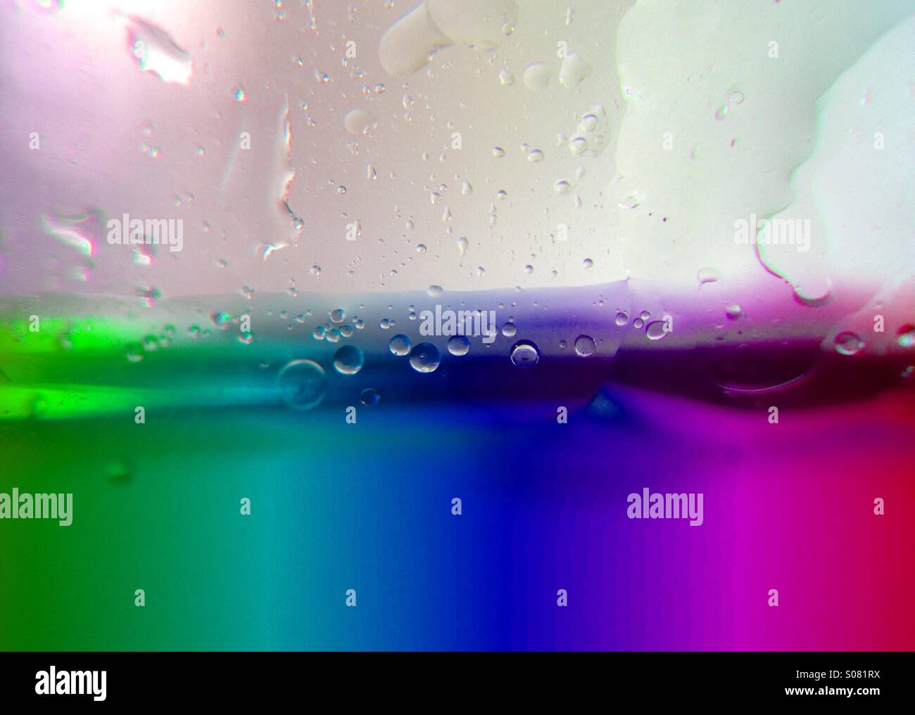 Le goccioline di acqua su un vetro - Immagine stock catturata con smartphone