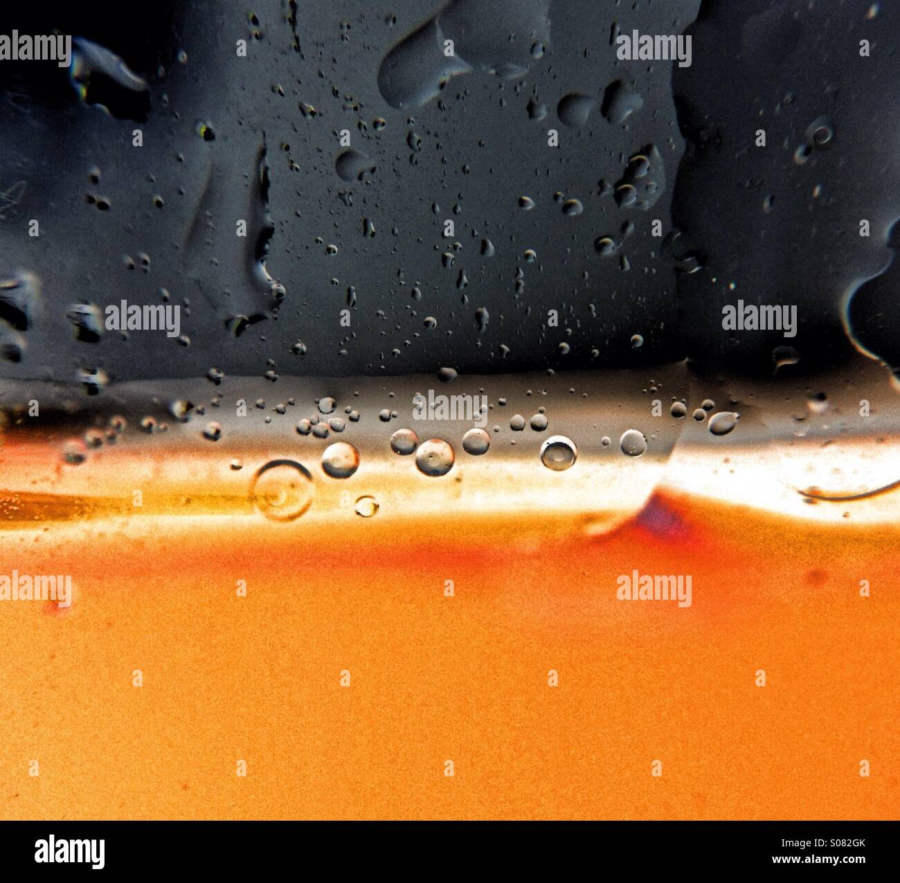 Gocce di acqua su vetro - Immagine stock catturata con smartphone