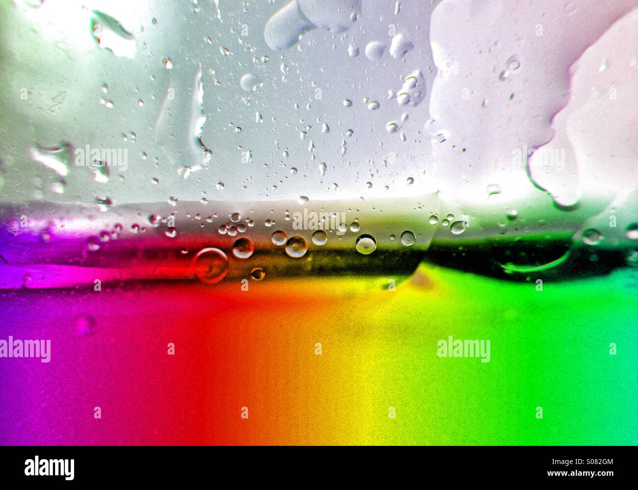 Gocce di acqua su un vetro - Immagine stock catturata con smartphone