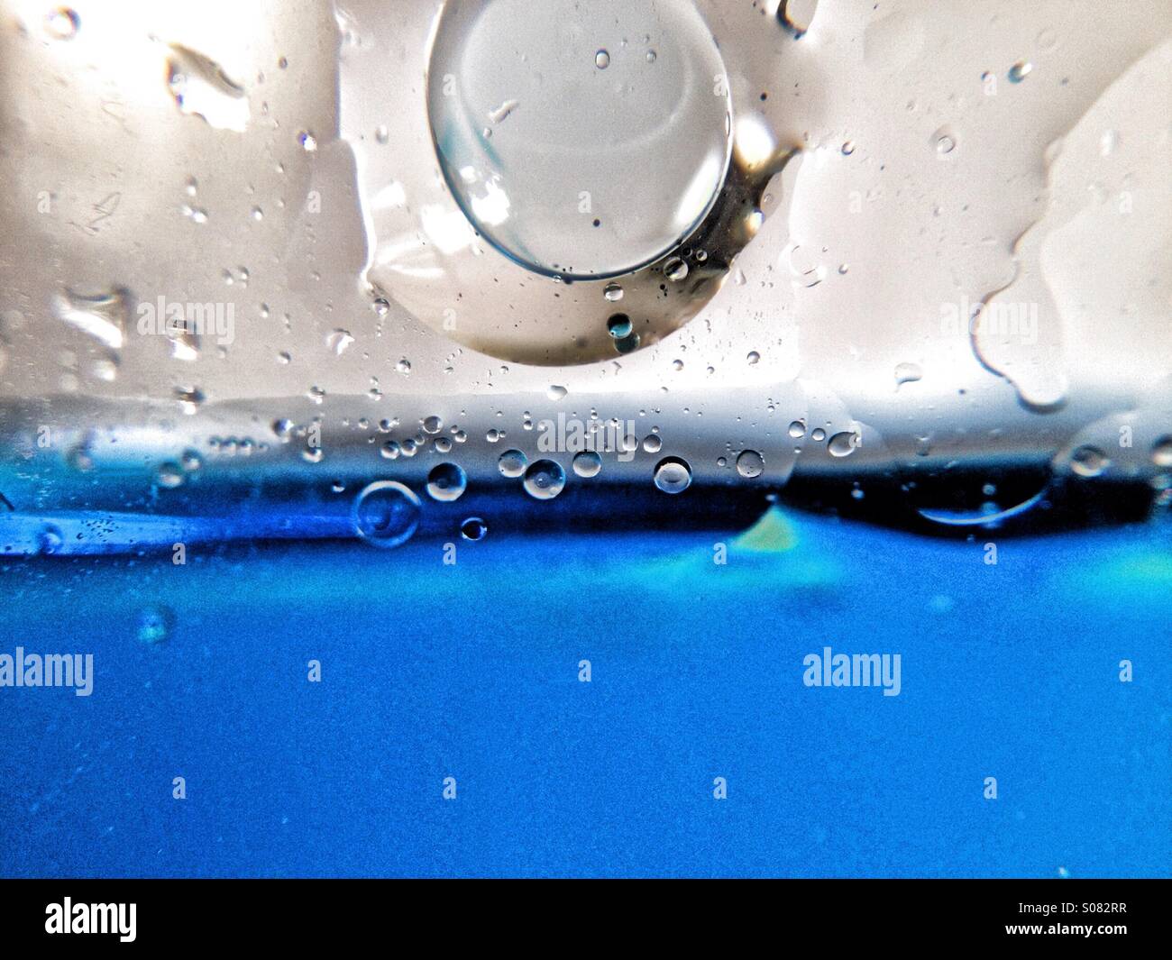 Le goccioline di acqua sul vetro - Immagine stock catturata con smartphone