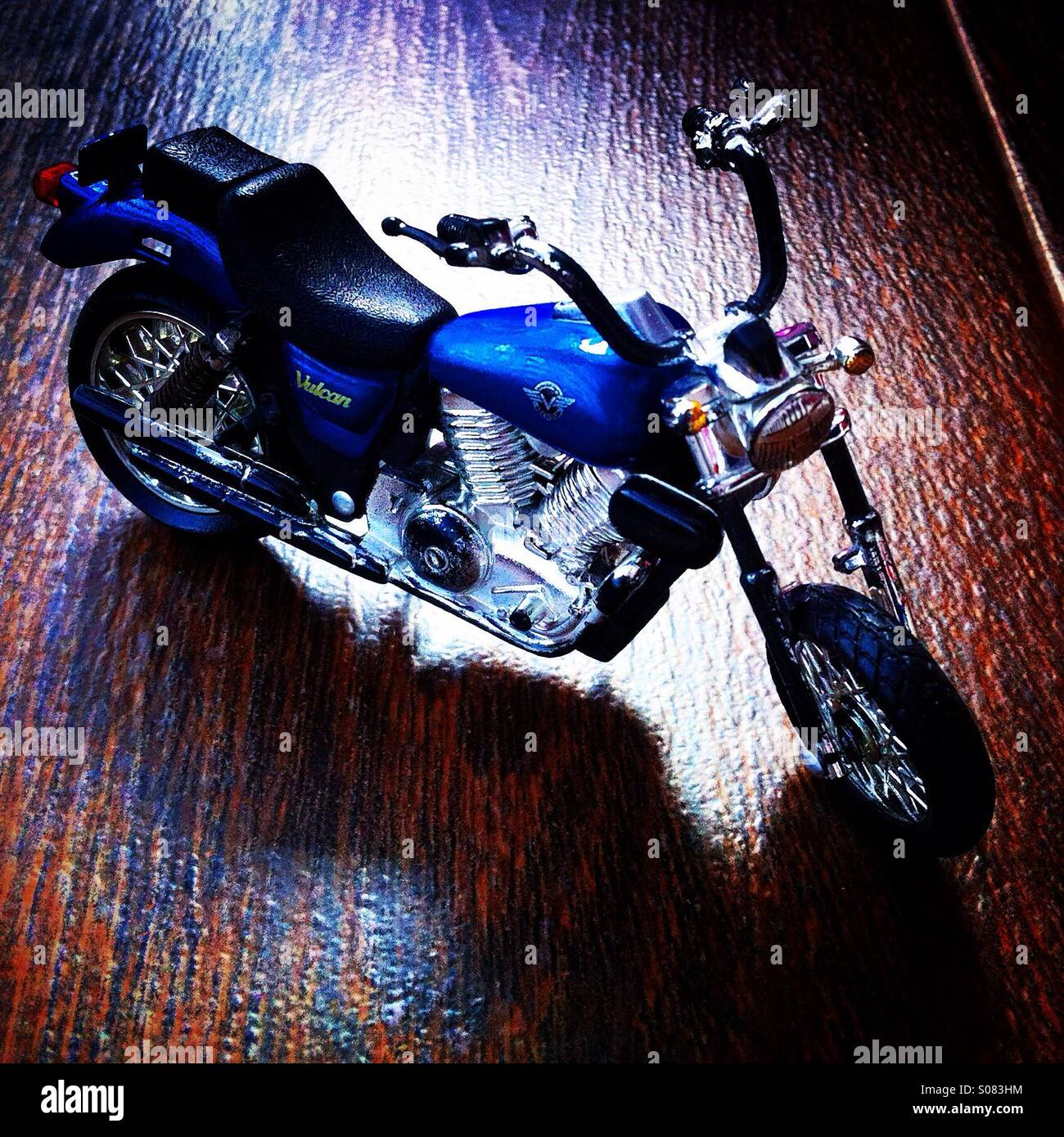 Plastica giocattolo moto parcheggiata - Immagine stock catturata con smartphone