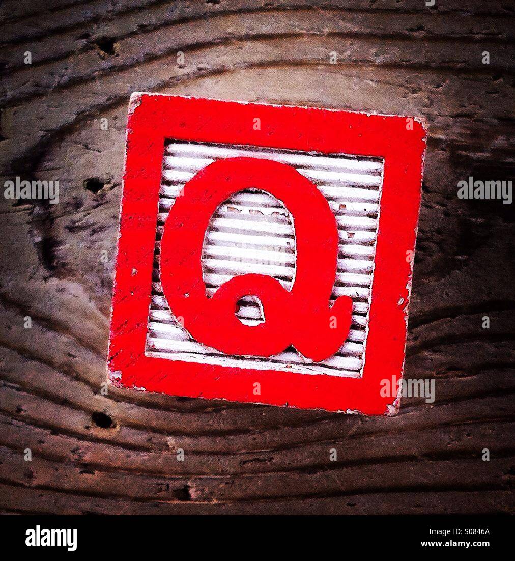 Lettera W su un blocco di legno - Immagine stock catturata con smartphone