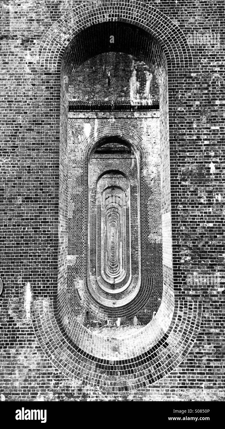 Gli archi del viadotto balcome - Immagine stock catturata con smartphone