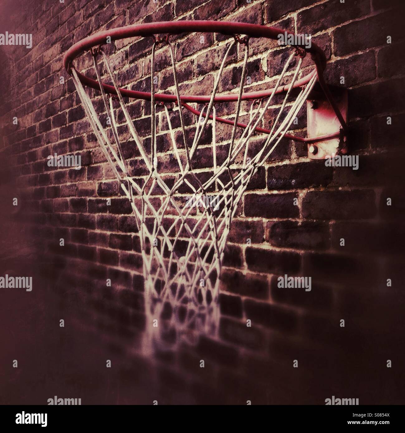 Netball net o cerchio montato su una parete di mattoni - Immagine stock catturata con smartphone