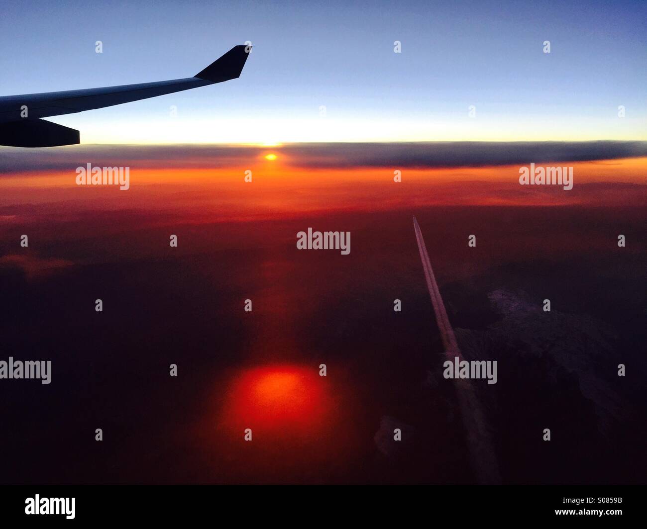 Jet del passeggero attraversa un percorso di un altro aereo nel tramonto su un volo da Abu Dhabi (Emirati Arabi Uniti) a Trivandrum ( India) su Iran e Iraq al 8 dicembre 2014. Foto:Peter Schatz Foto Stock
