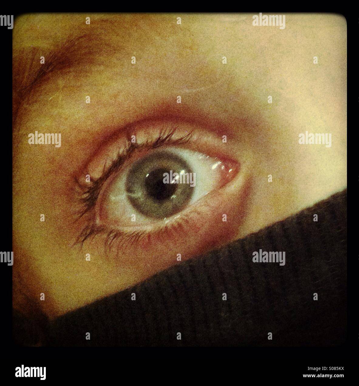 Cinque anni di old boys eye - Immagine stock catturata con smartphone