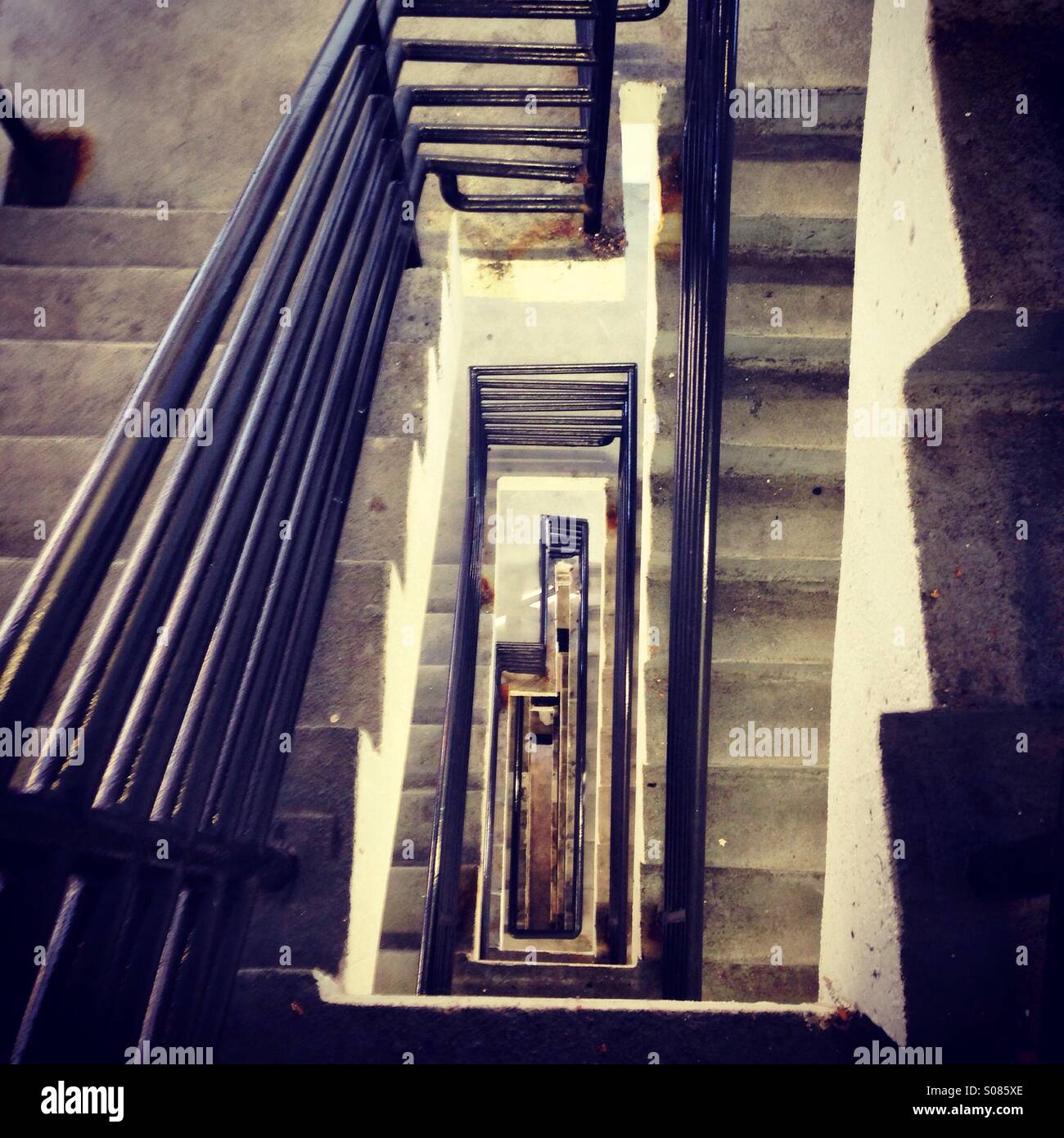 Guardando verso il basso un paio di rampe di scale. Foto Stock