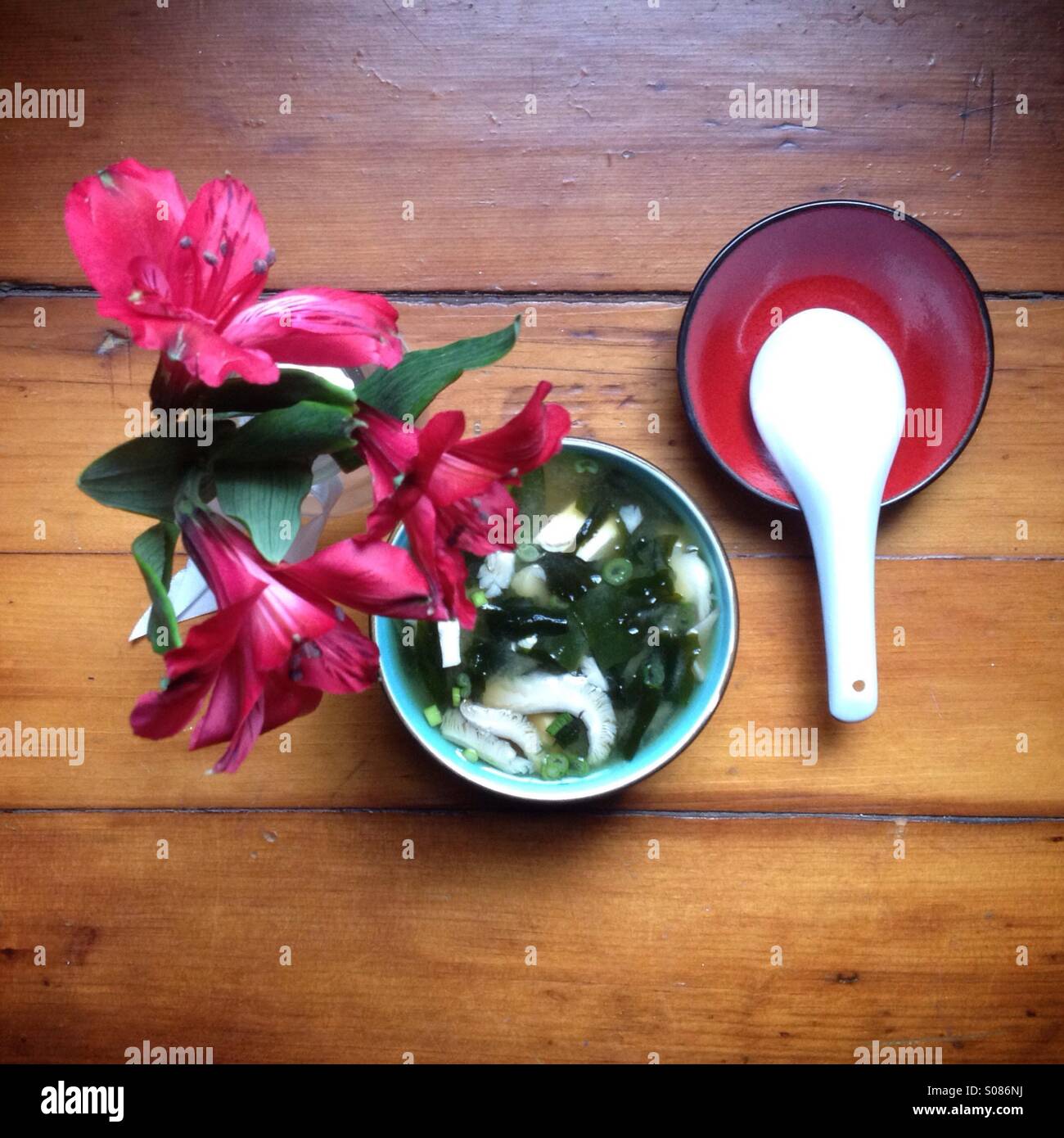 Zuppa di miso con fiori e cucchiaio Foto Stock