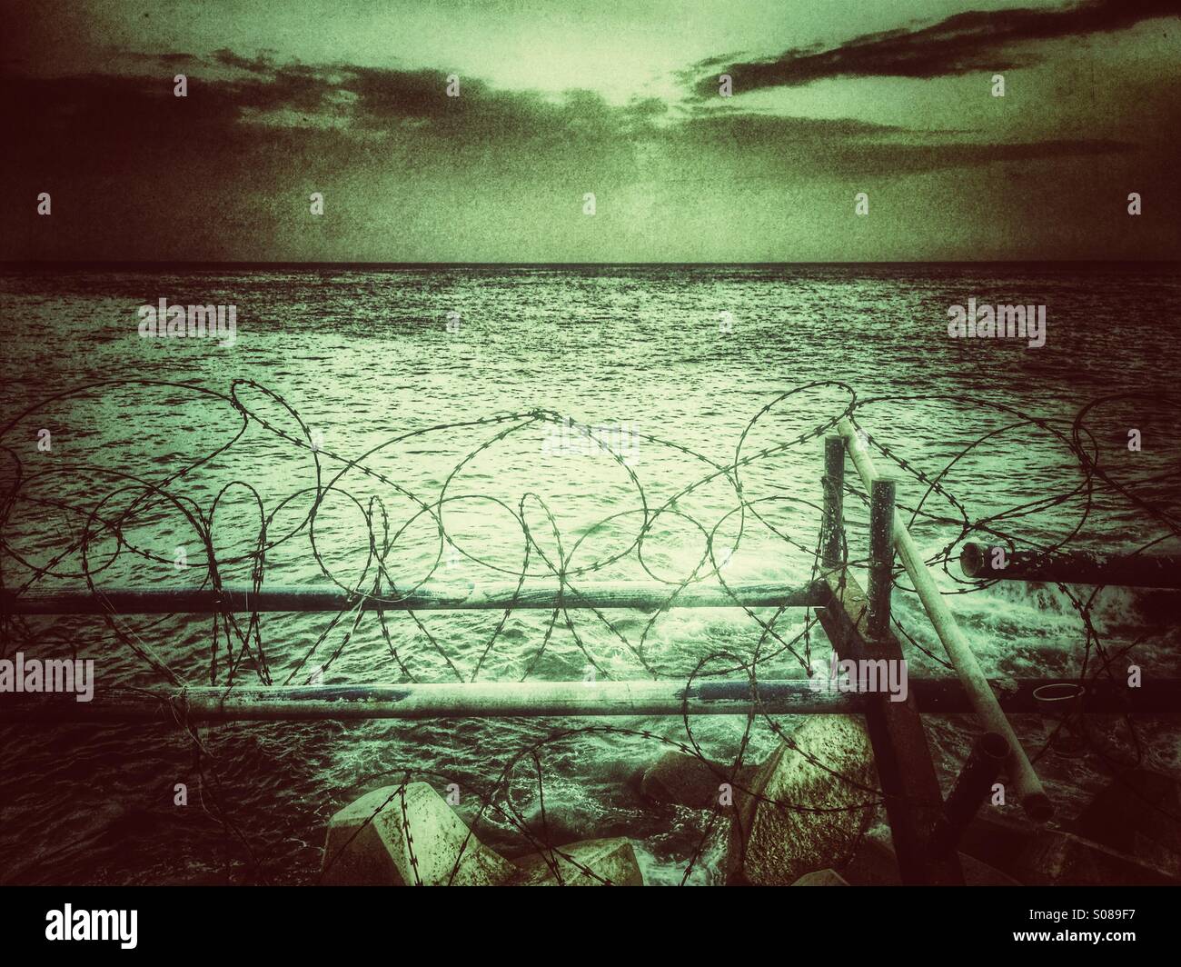 Barbwires dal mare - Immagine stock catturata con smartphone