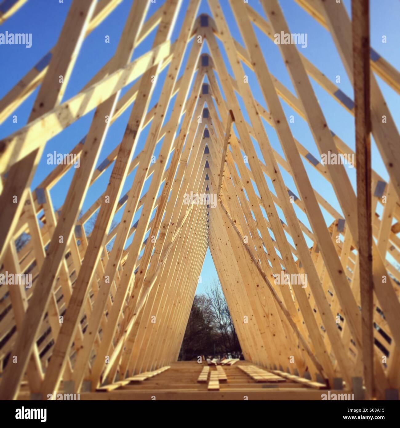 Tetto di legno costruzione di travatura reticolare - Immagine stock catturata con smartphone