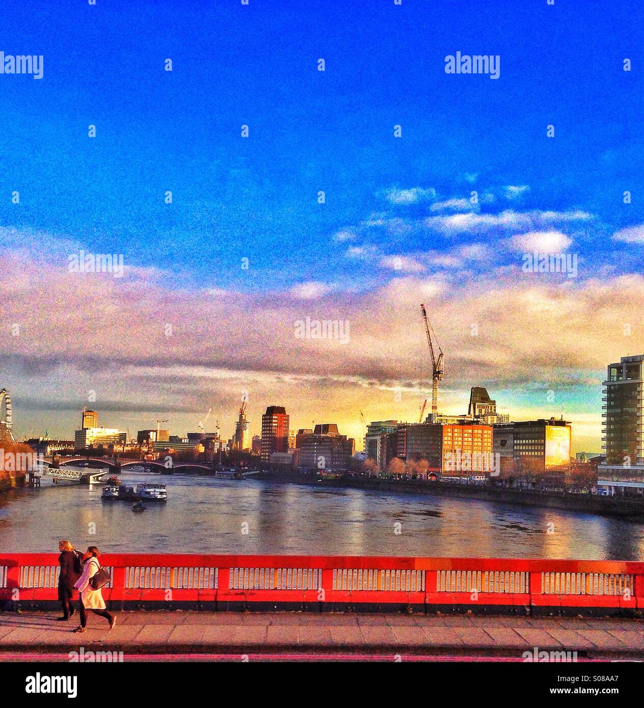 Attraversando a piedi ponte Vauxhall - Immagine stock catturata con smartphone