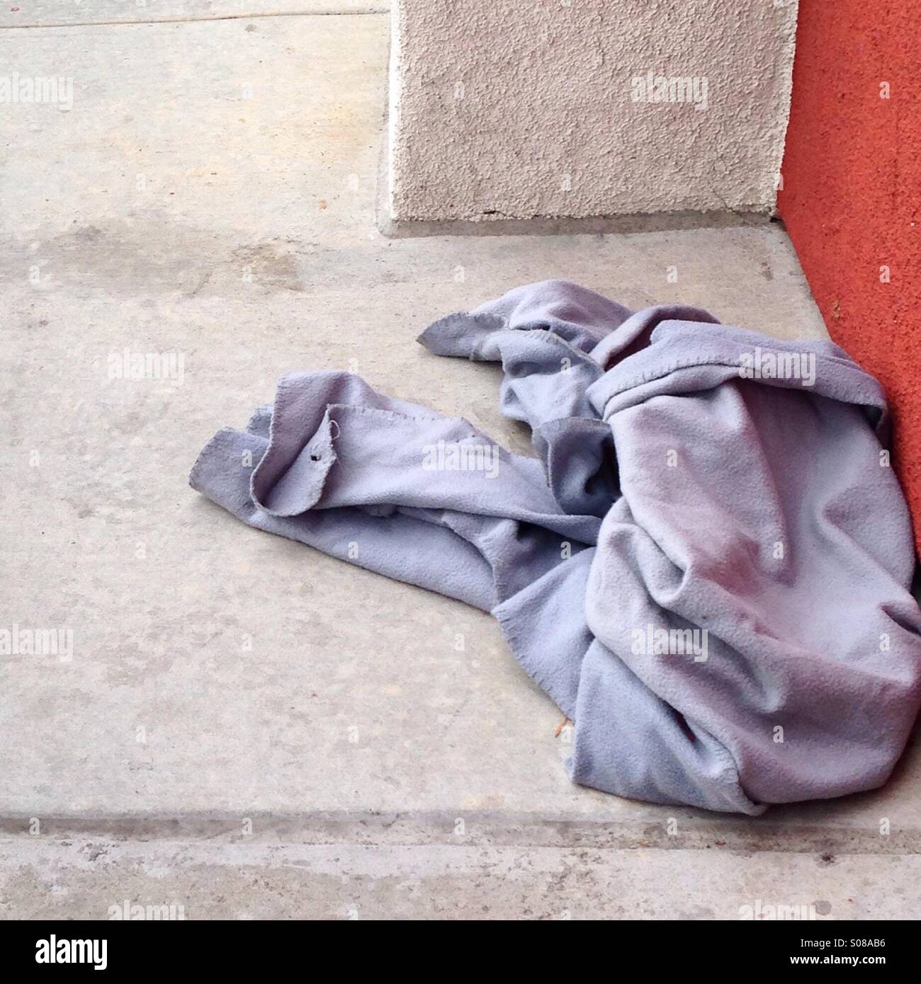 Il fenomeno dei senzatetto, abbandonato shirt Foto Stock
