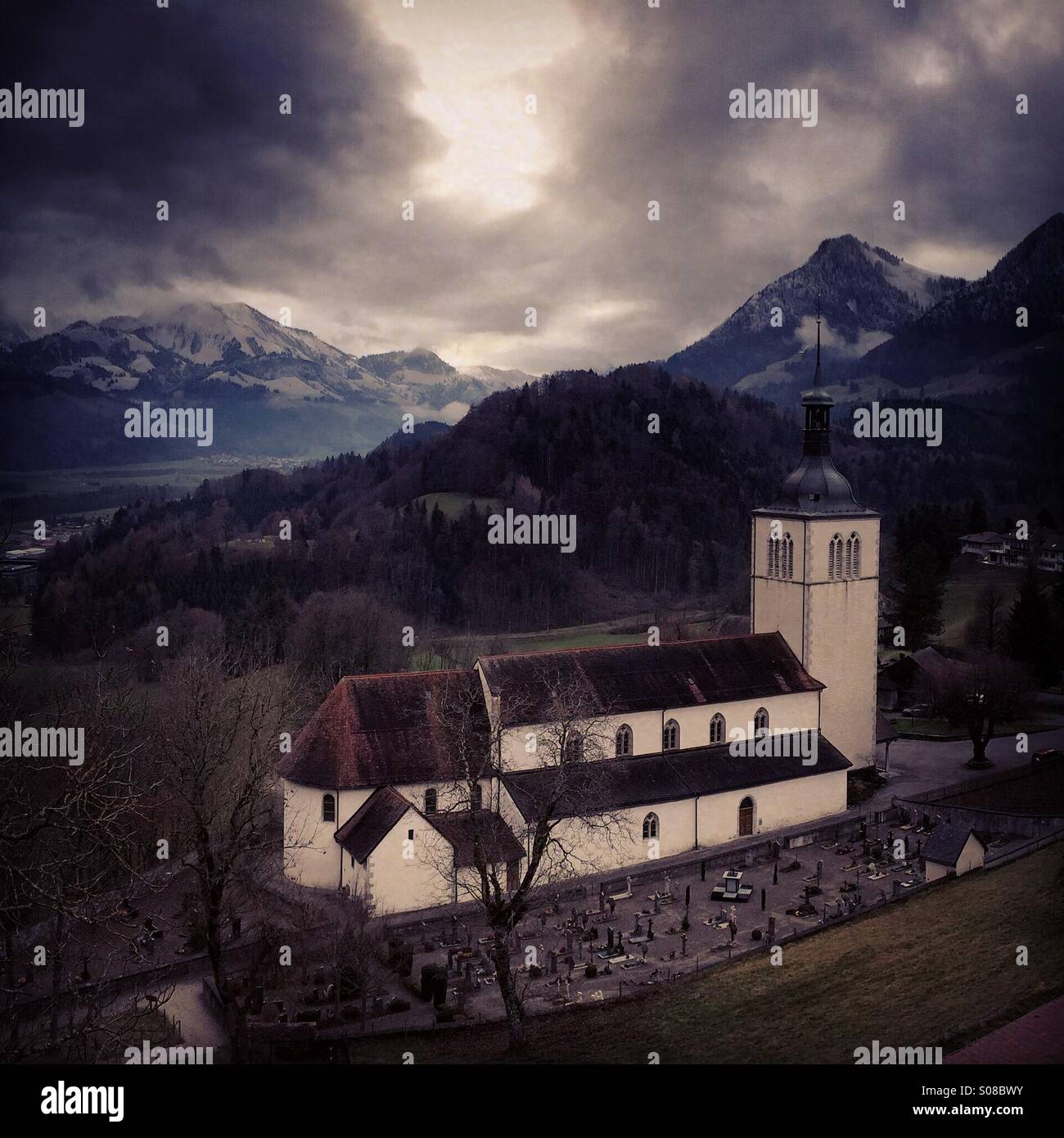 La chiesa e la vista dal Villaggio di Groviera, Svizzera Foto Stock