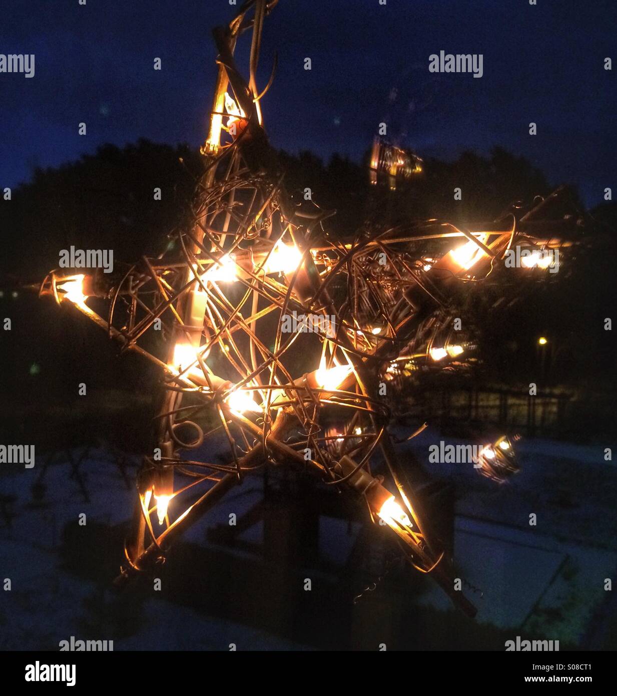 Stella Di Natale Illuminata.Illuminata Di Notte Stella Appesa Come Una Decorazione Di Natale In Una Finestra Foto Stock Alamy
