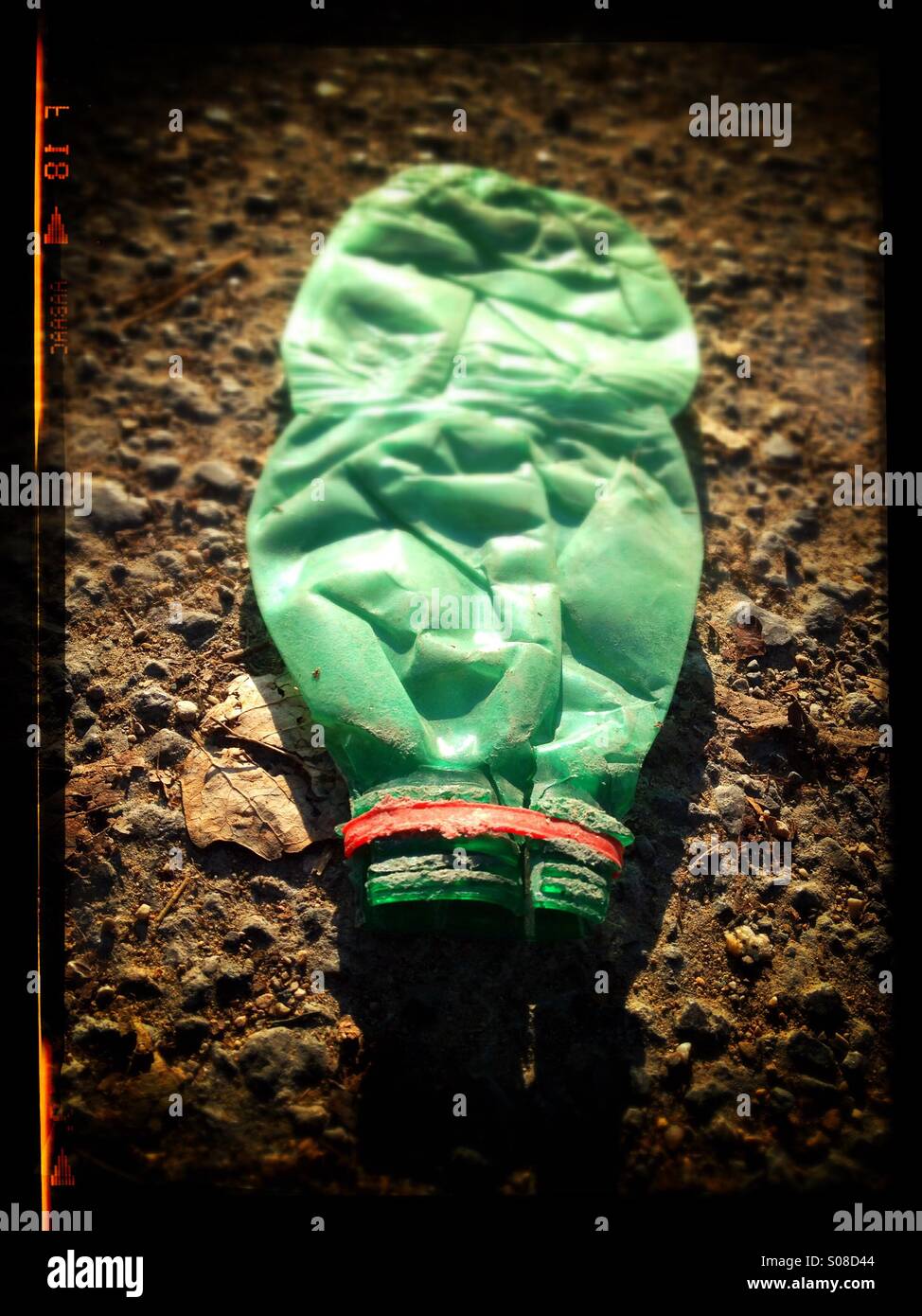 La bottiglia di plastica gettati via - Immagine stock catturata con smartphone