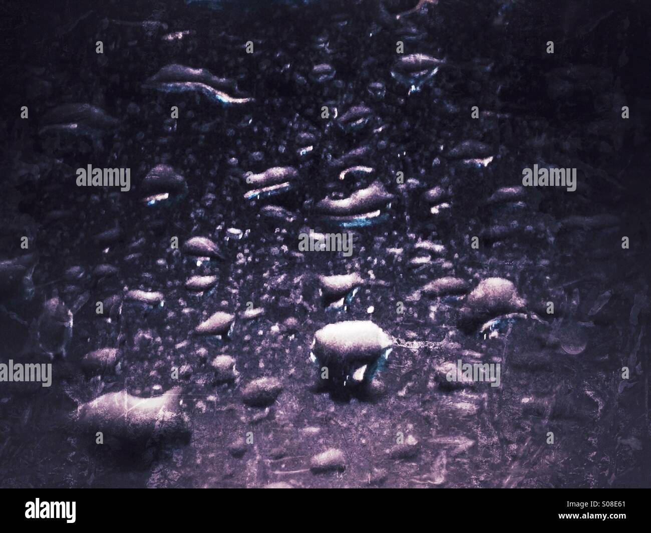 Pioggia di gocce di acqua su vetro - Immagine stock catturata con smartphone