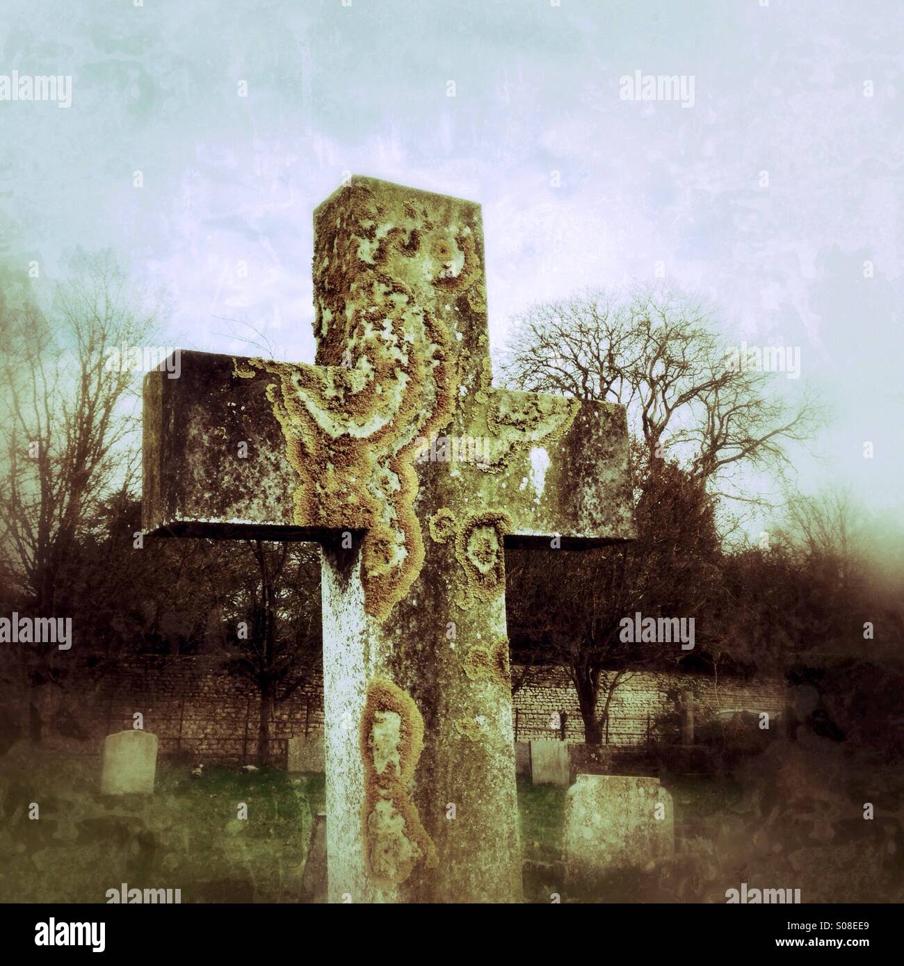 Croce di pietra pietra tombale. Ancaster, Lincolnshire, Inghilterra. - Immagine stock catturata con smartphone