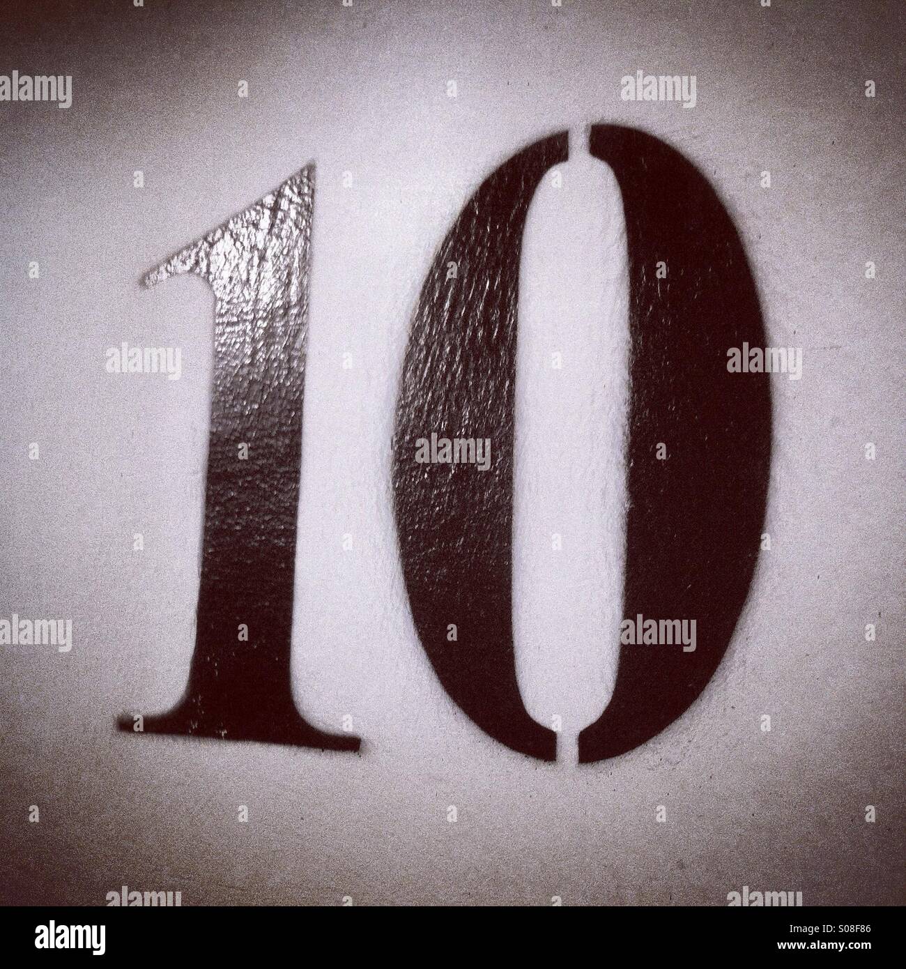 Numero 10 verniciato in colore nero in un stile stencil - Immagine stock catturata con smartphone
