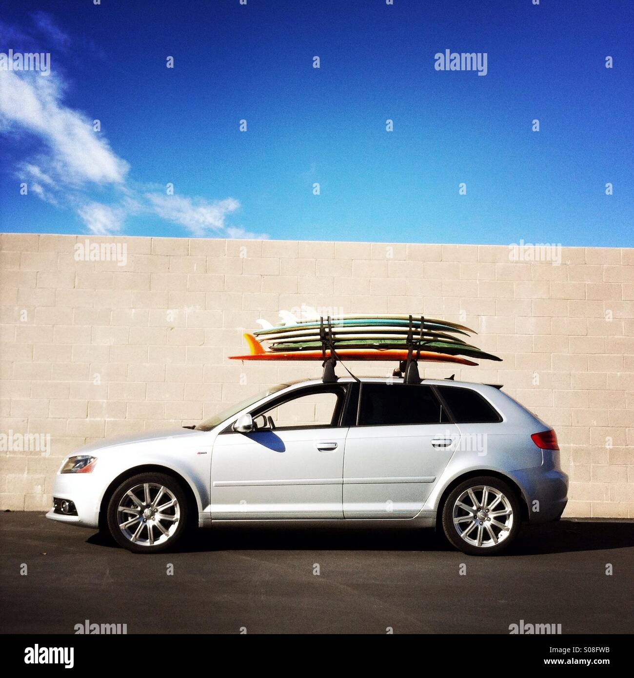 Le tavole da surf colorati su un auto. - Immagine stock catturata con smartphone