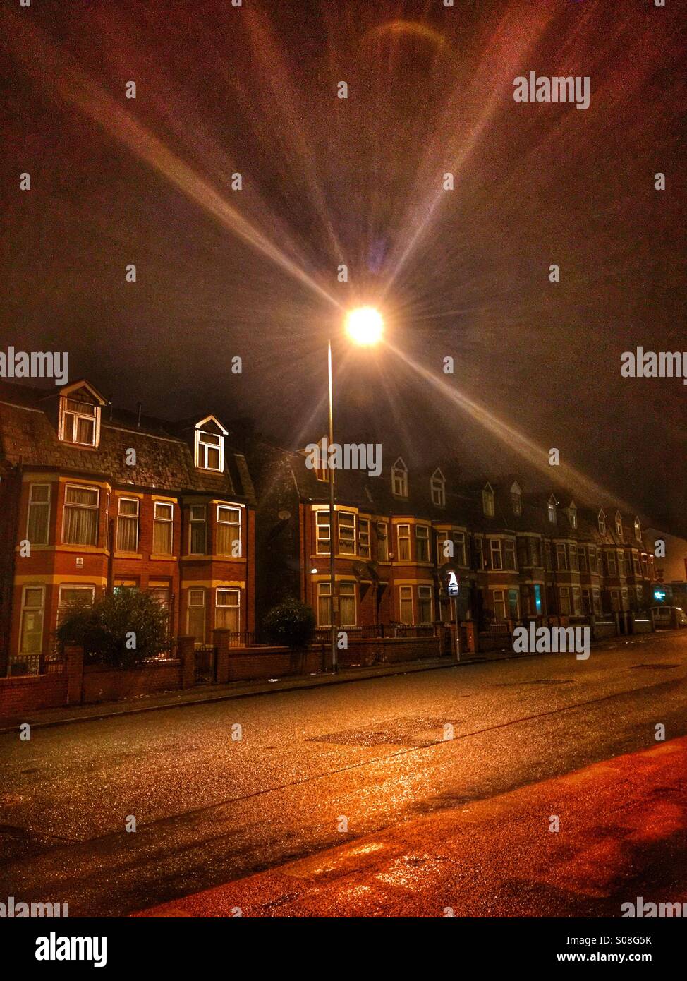 Casa a notte Cheetham Hill Rd Manchester REGNO UNITO Foto Stock