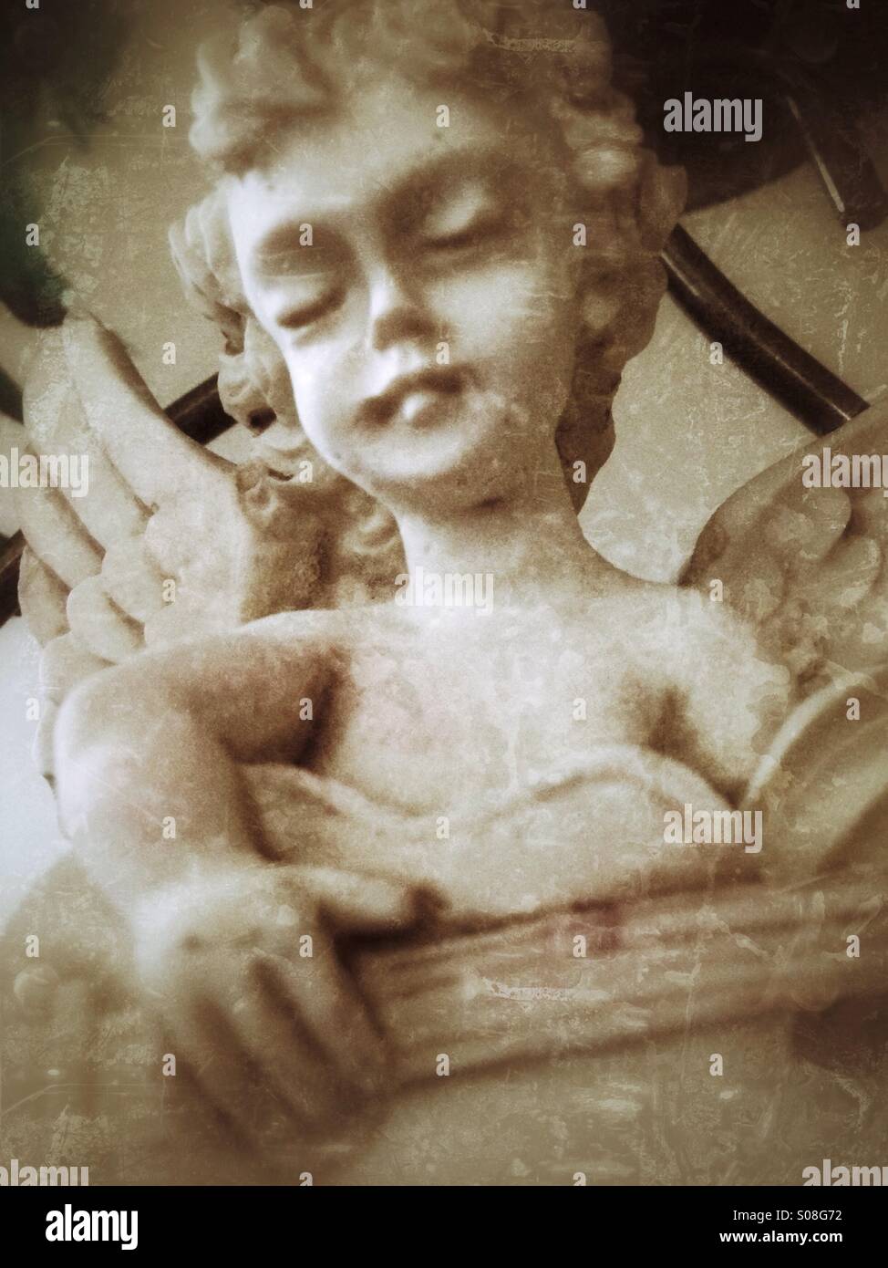 Un cherubino di suonare una chitarra. - Immagine stock catturata con smartphone