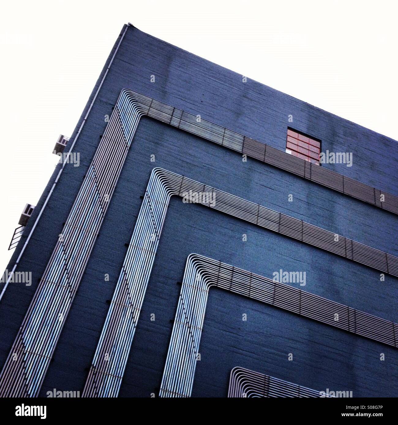 Edificio angolare nel centro cittadino di Los Angeles. - Immagine stock catturata con smartphone