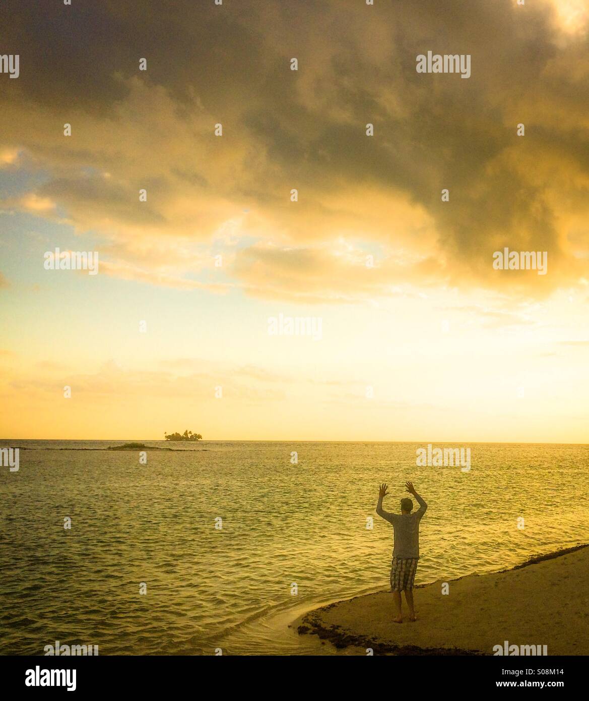 Segnalazione di uomo alla lontana isola Foto Stock