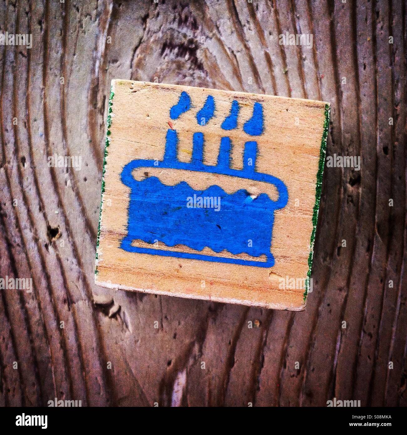 Torta di compleanno con 4 candele - Immagine stock catturata con smartphone