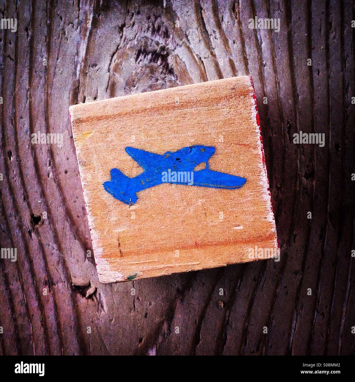 Piano di colore blu su un blocco di legno - Immagine stock catturata con smartphone