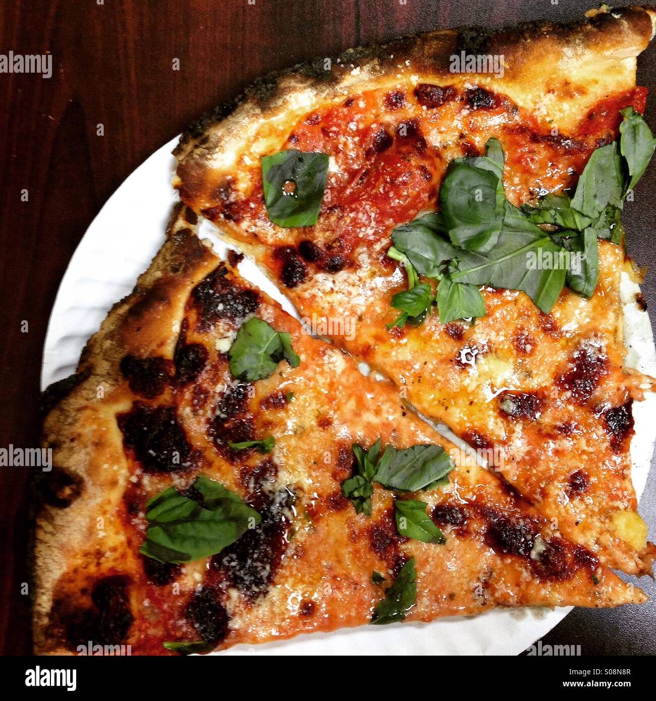 Due fette di pizza - Immagine stock catturata con smartphone Due fette di pizza - Immagine stock catturata con smartphone