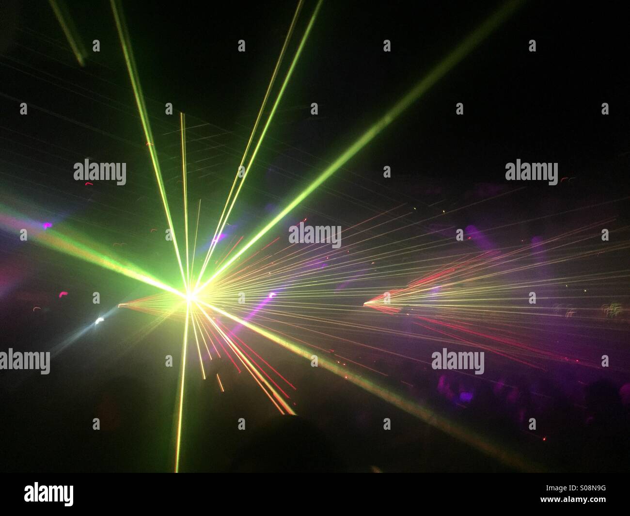 Luci stroboscopiche in un night club Foto stock - Alamy