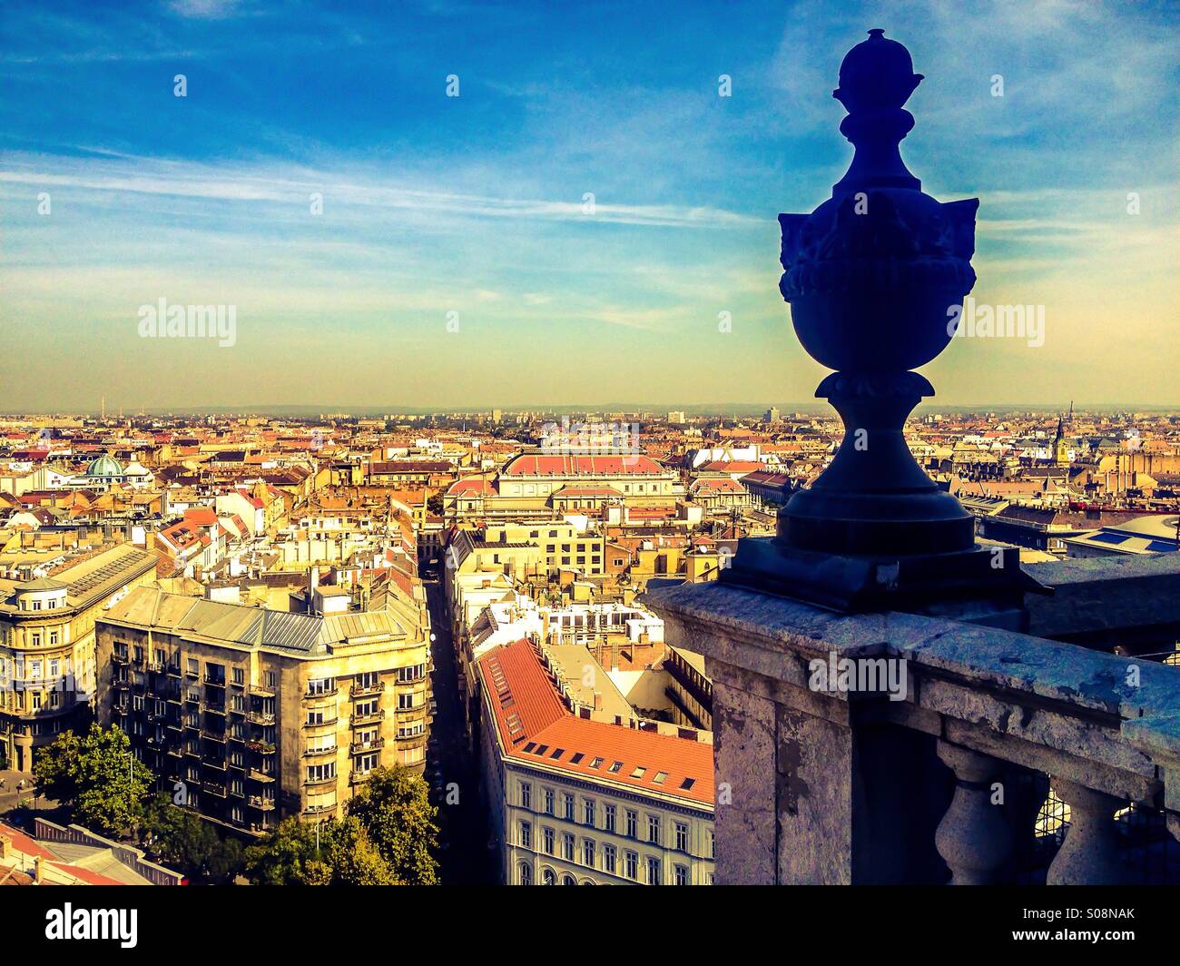 Vista di Budapest (lato Pest) dalla cima della San Steven Basilica su un soleggiato, fine giornata d'estate. - Immagine stock catturata con smartphone